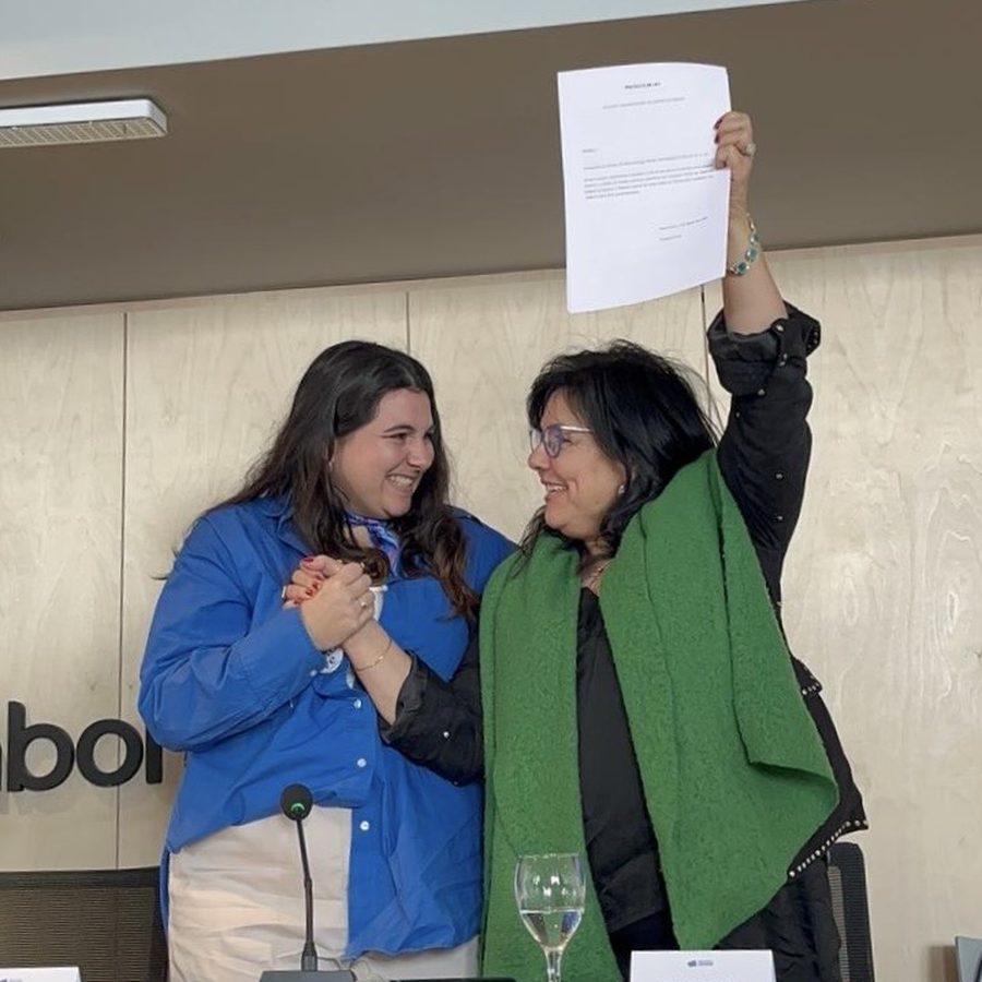 Victoria junto a María Inés Obaldía levantando un proyecto de ley