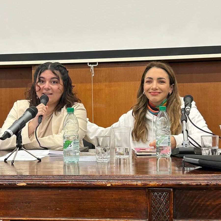 Victoria y Thelma Fardin en una mesa de exposición
