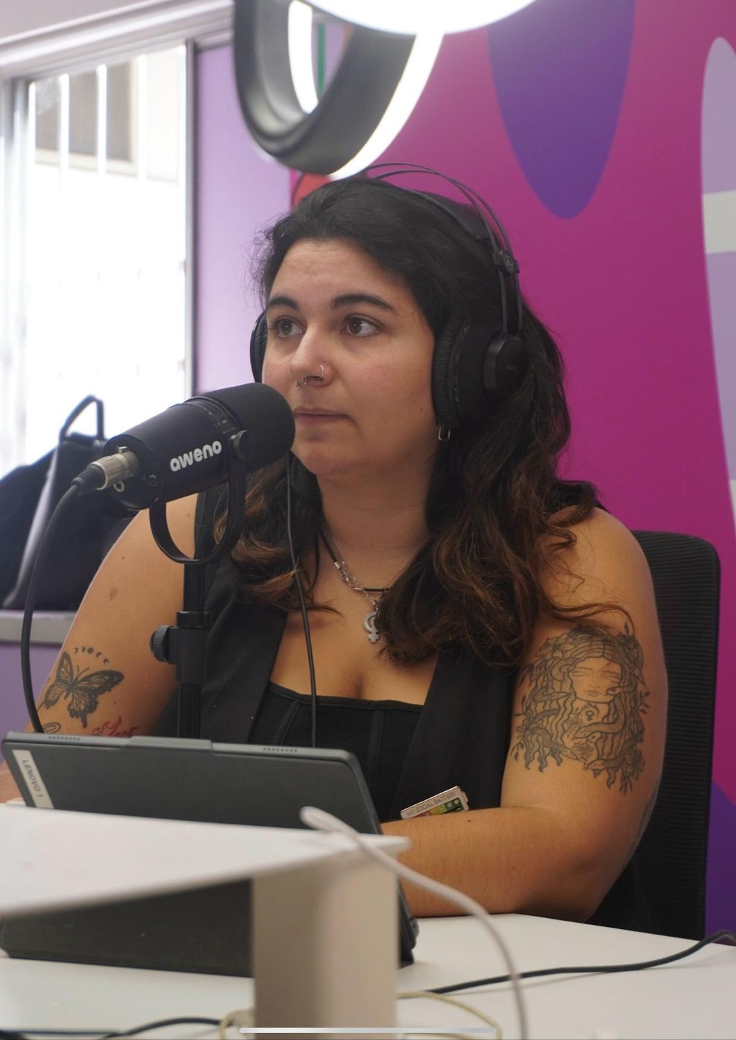 Victoria en un estudio de podcast con auriculares