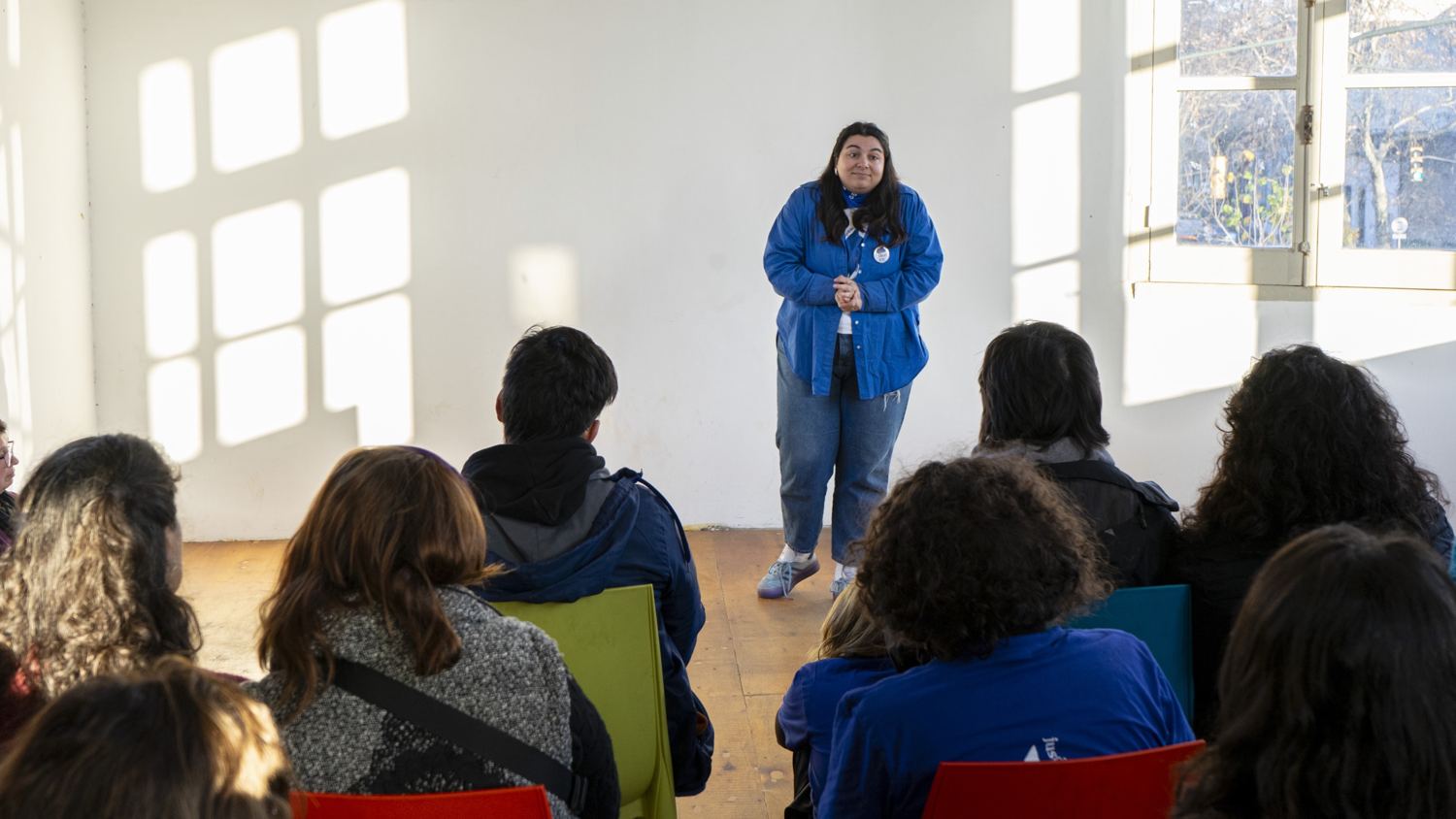 Victoria coordinando un taller frente a un grupo